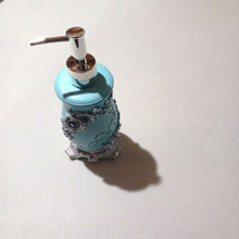 画像をギャラリービューアに読み込む, 3D Resin Decorated Vines with Blue Roses Lotion Dispenser