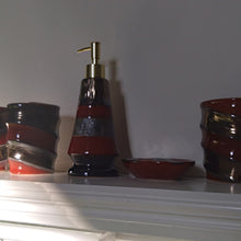 Görseli Galeri görüntüleyiciye yükleyin, Red And Golden Brown Bathroom Accessory Set